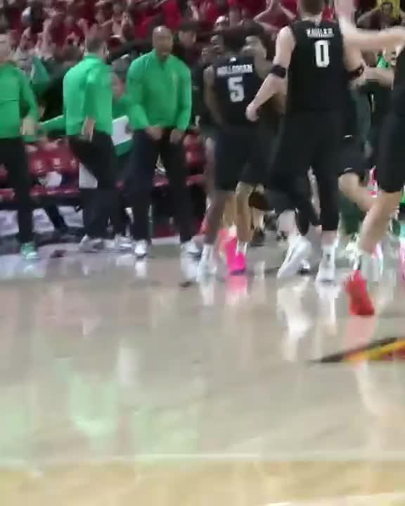 MICHIGAN STATE WITH A BUZZER BEATER FROM BEYOND HALF COURT!!!! 😱🤯
