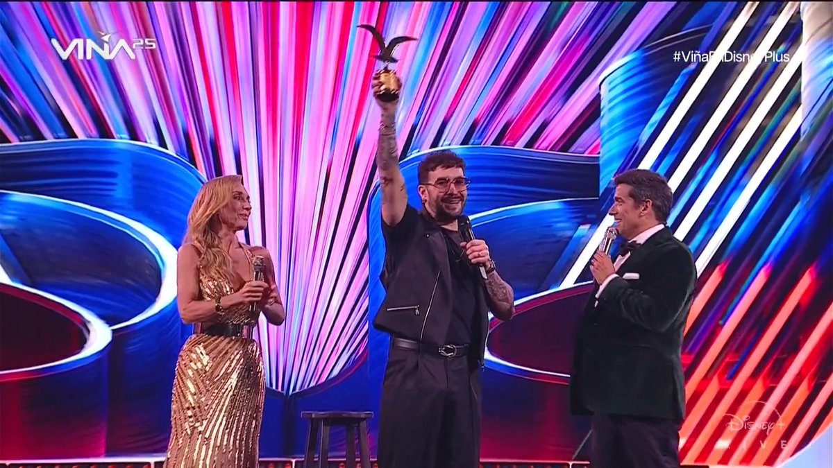 🔴GAVIOTA DE PLATA Y ORO PARA UN MAESTRO: Edo Caroe se lleva los dos premios con un peak de 40.5 puntos de rating 🔥 #Viña2025 #ViñaXMega Este hombre rico, heterosexual, criado en los 90, papá, tatuado y besador de penes scouts se echó a Viña al bolsillo, espectacular la rutina 👌👏