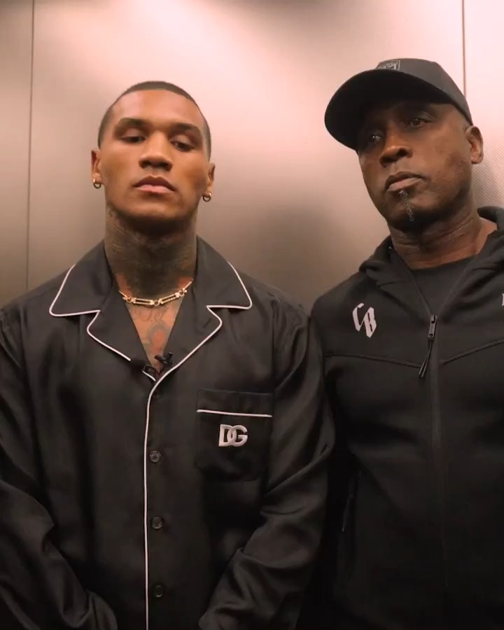 When the elevator door opens... Of all the people 😬 #EubankBenn live on DAZN