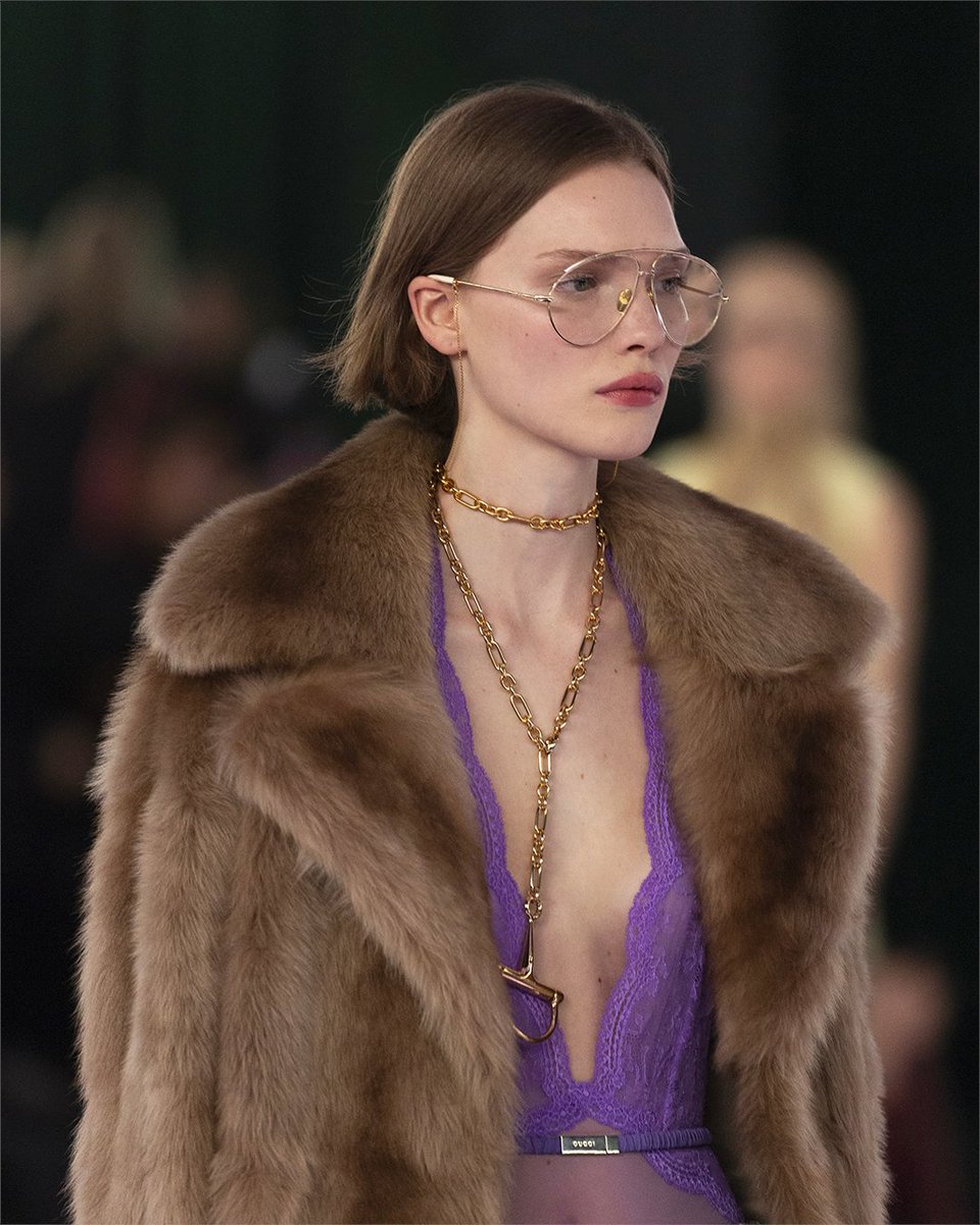 A distinctive sense of style and a studied effortlessness unite looks from the #GucciFW25 collection. #MFW #GucciHorsebit #GucciSiena Discover more Music composed and conducted by Justin Hurwitz.