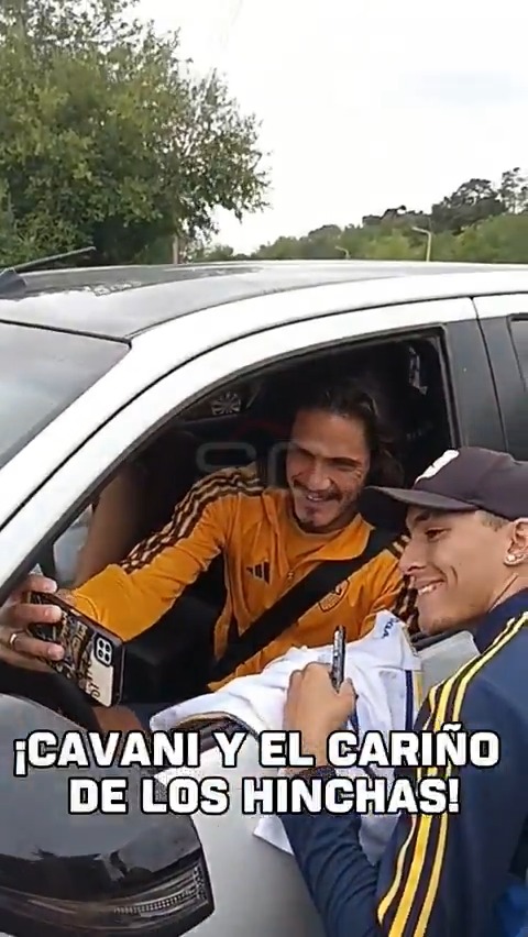 🤳Fotos y Autógrafos de Edinson #Cavani a los hinchas de #Boca en la puerta de @bocapredio este mañana.