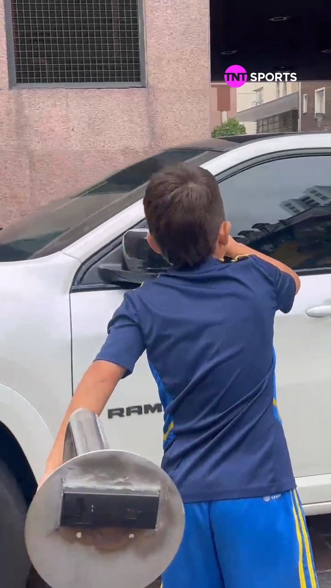 Ayudante de lujo para los jugadores de Boca en la llegada al hotel🤣👏🏻