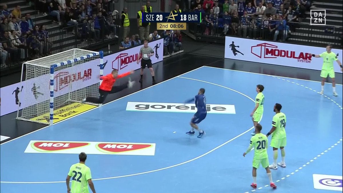 Este tío está loco 😳 La primera parada es buena… ¡PERO ES QUE LA SEGUNDA ES BRUTAL! 🤯🤯🤯🤯 DON Emil Nielsen 🙌🏻 Barça Handbol #ehfcl #BalonmanoDAZN 🤾‍♀️