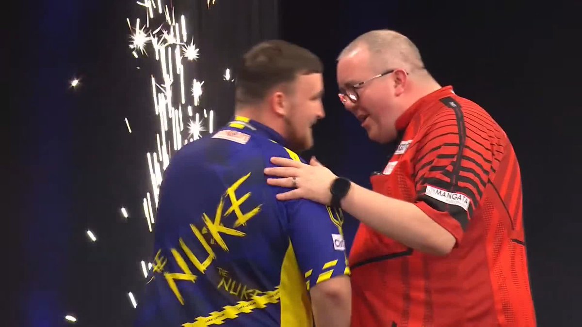 LITTLER BEATS BUNTING IN AN EPIC! 🔥 ASTONISHING! Luke Littler averages 112.34 and crashes in TEN 180s to overcome Stephen Bunting in an absolute cracker! Bunting averaged 105 and hit six 180s in defeat! 🤯 📺 #PLDarts25