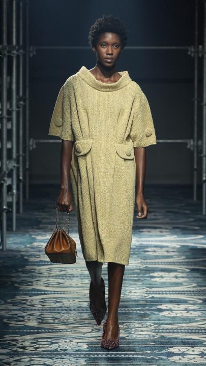 Gestures of glamour - jewels, handbags, bows, decoration - contrast with rawness, reflecting the multiplicity of femininity. Discover the key looks from the Prada Fall/Winter 2025 Womenswear Show. #PradaFW25