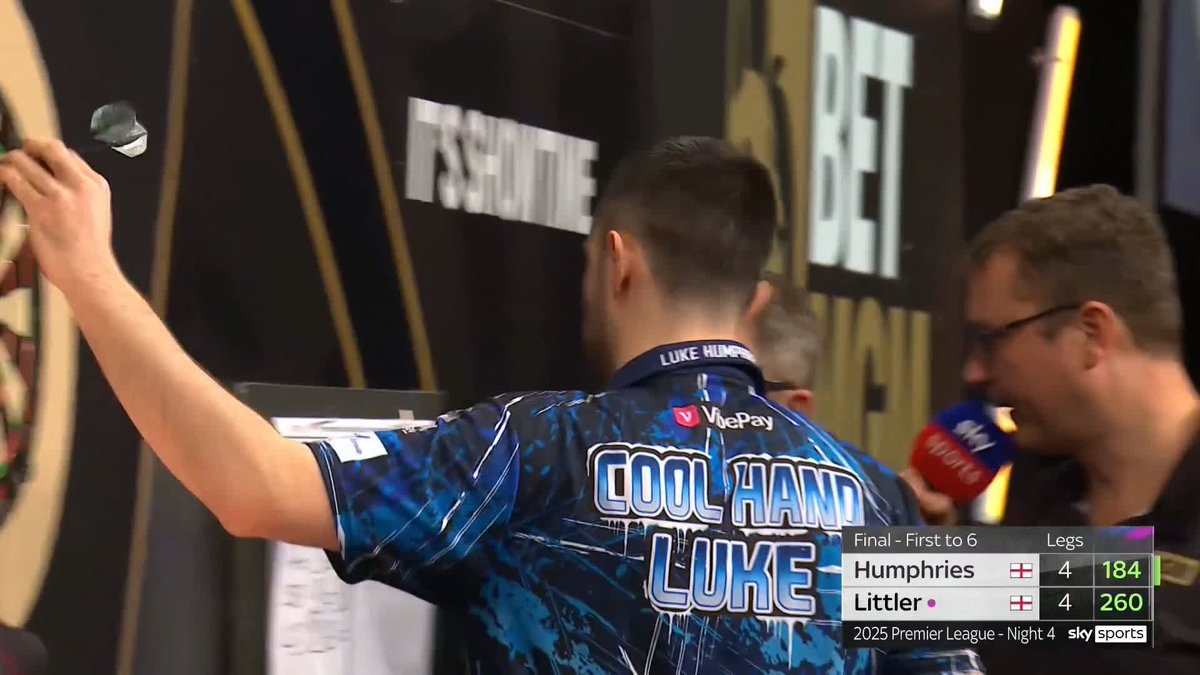 COOL HAND ONE AWAY! Luke Humphries takes a 5-4 lead over Luke Littler!