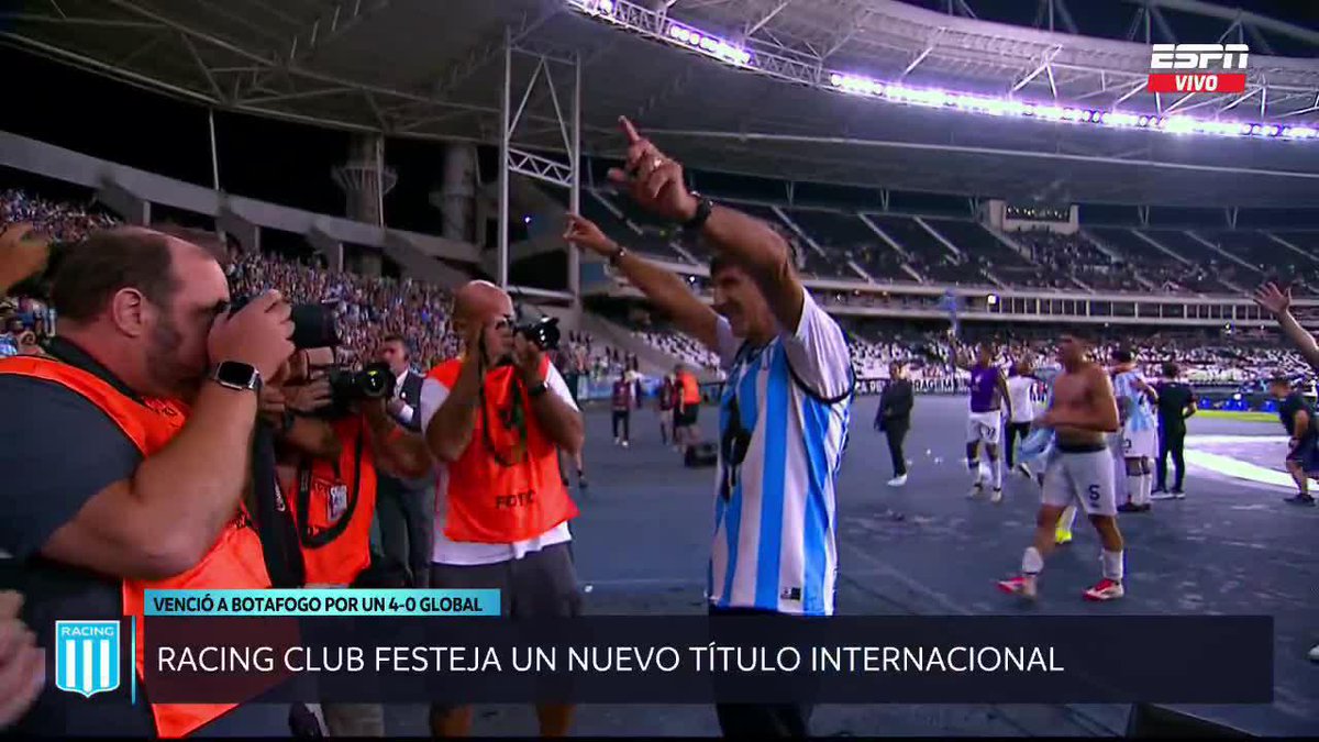 "Gustavo Costas" Porque se puso la camiseta de Racing tras la consagración ante Botafogo de la Recopa Sudamericana. Festeja y lo vive como nunca, qué pedazo de tipazo que es el hijo de re mil puta.