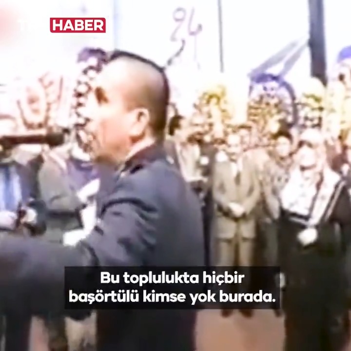 Bugün başörtülü bir öğretmene plaket verilirken, rütbeli bir asker sahneye fırlasa… “Memleketin huzurunu bozmaya hakkın yok. Buraya başörtülü gelemezsin” diye çıkışsa… Ne düşünürsün? İşte… Bugün "olamaz" dediğin şeyler yaşanmıştı #28Şubat’ta.