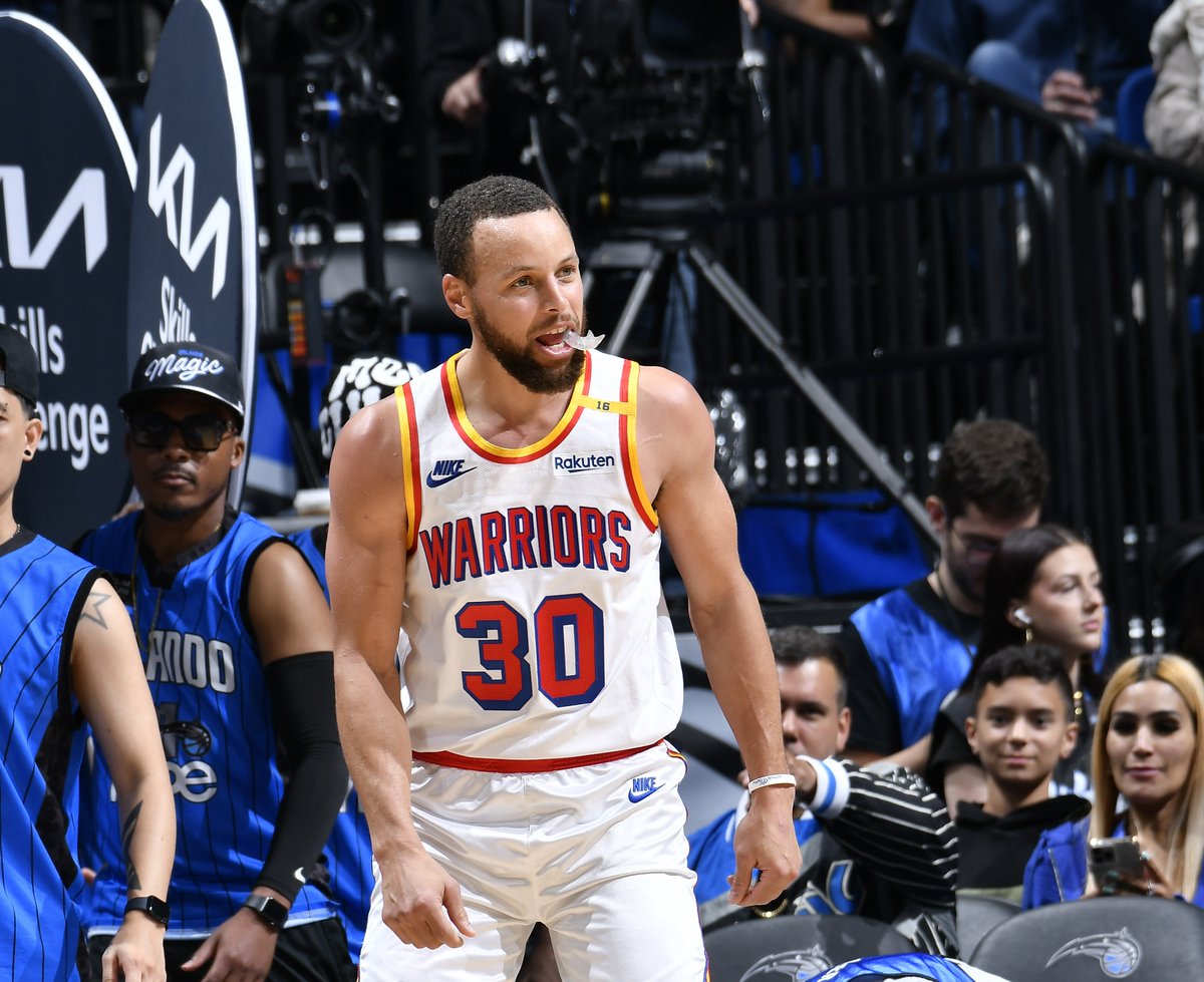 STEPHEN CURRY NO ES DE ESTE PLANETA 🛸😱 ¡¡¡56 PUNTOS ante Orlando!!! ¡12 triples en 19 intentos! En pleno 2025, a unos días de cumplir 37 años. G E N I O