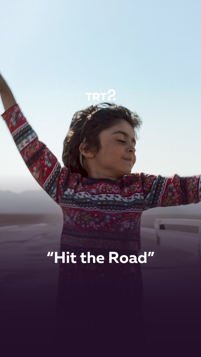 “Her şey yoluna girecek. Gün gelecek hepsine gülüp geçeceğiz.” Bir umuda yolculuk hikayesi… “Hit the Road” (Yola Devam), bu akşam 21.30’da TRT 2’de. #TRT2Filmleri