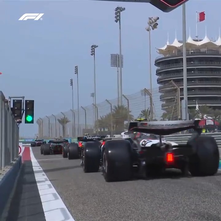 🎙️ And it's Doohan who leads into Turn 1, but here comes Lando Norris! #F1Testing #F1