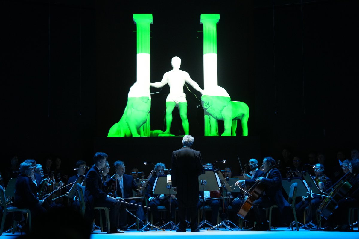 😍🥰 Pelos de punta con 𝐴𝘯𝑑𝘢𝑙𝘶𝑐𝘪́𝑎 de Hans Zimmer a cargo de la Orquesta Sinfónica de Sevilla, Real Orquesta Sinfónica de Sevilla. #DíaDeAndalucía 🟢| Sigue la ceremonia por el #28F #EnDirecto 👉🏻