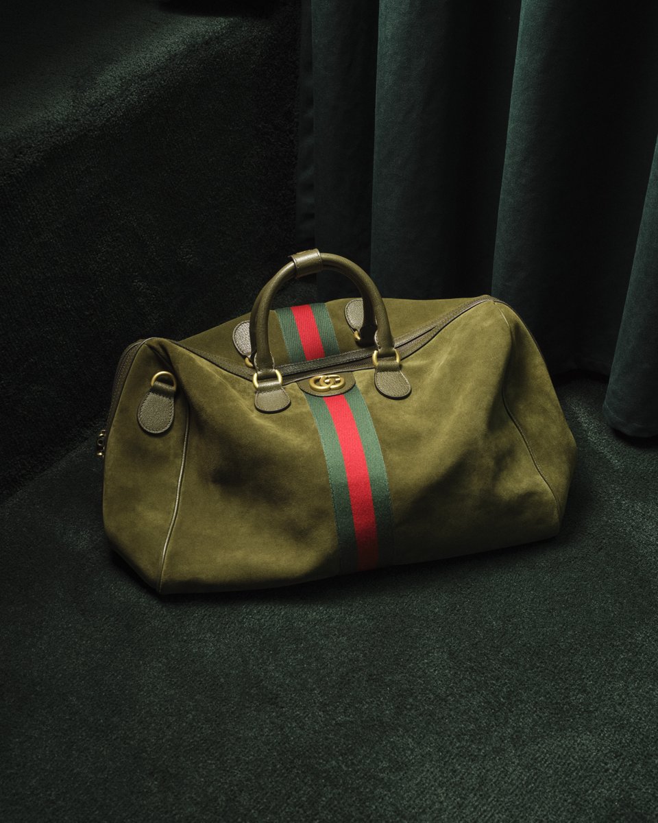 A new duffle from #GucciFW25 combines archival codes with a relaxed silhouette. #MFW Discover more Music composed and conducted by Justin Hurwitz.