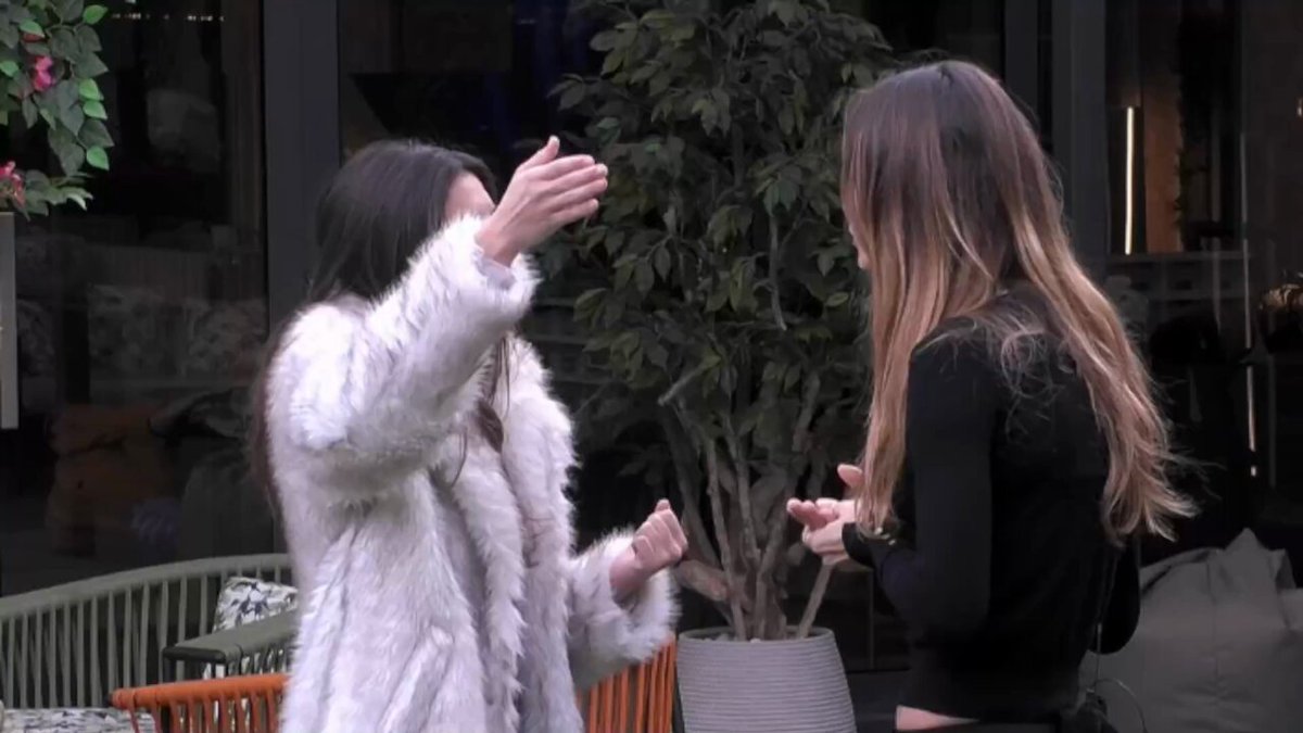 Helena diciéndole que ella no ha hablado nada de Zeudi y Zeudi "noooo solo has hablado de mi sexualidad, mi madre, mi padre..." #grandefratello