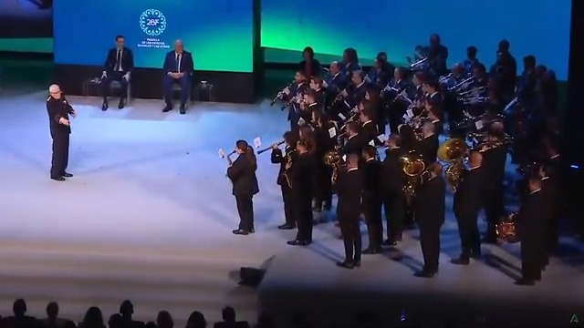 ✝️ La Semana Santa, tan importante en Andalucía, muy presente también hoy, #28F. 🎶 Suena ‘La Madrugá’ con la Sociedad Filarmónica La Oliva de Salteras y dirigida por nuestra Medalla de las Ciencias Sociales y las Letras: Abel Moreno. 🤩 🥹 ¡Muchísima emoción!