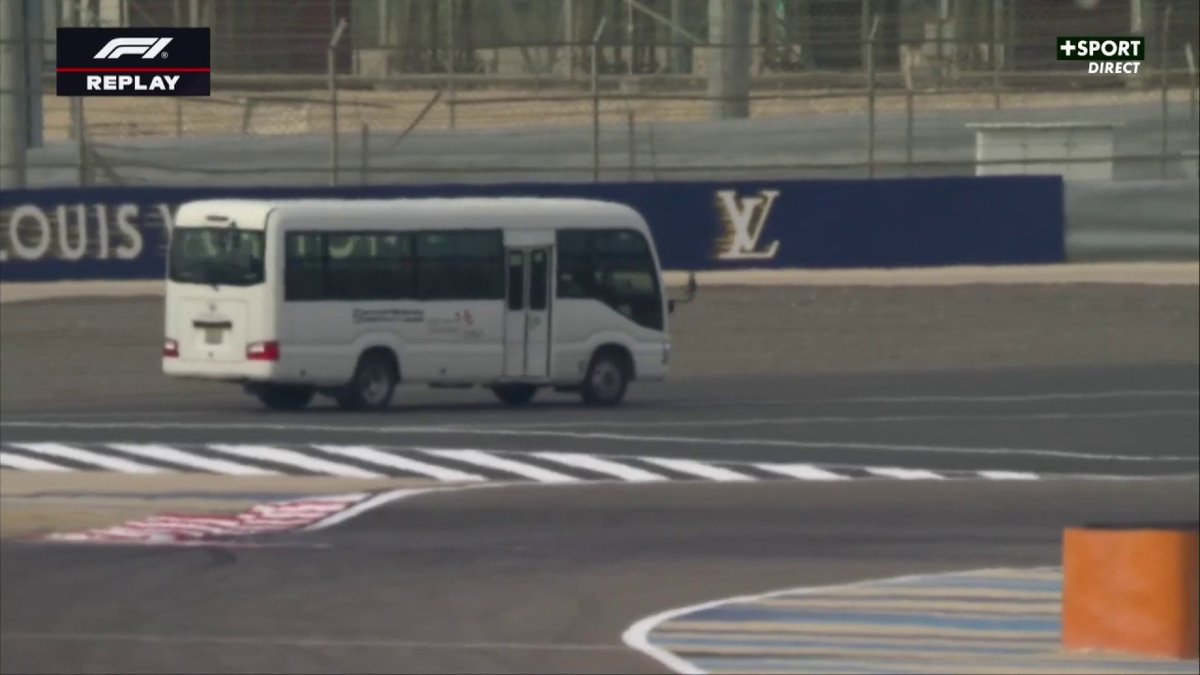 Drapeau rouge à cause d'un bus sur la piste ! 🤯🚩 La séance de l'après-midi venait juste de démarrer... #F1Testing