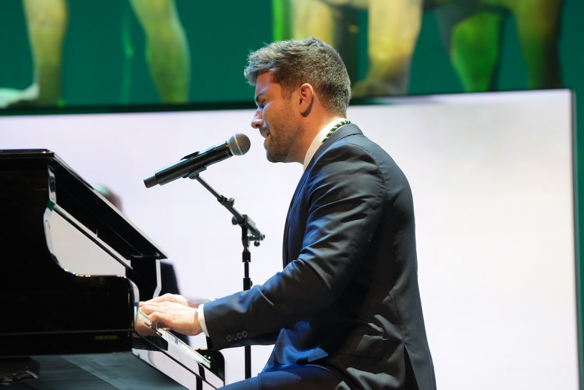 💚¡VIVA ANDALUCÍA!🤍 👏🏻 ENORME Pablo Alborán y su interpretación del himno de Andalucía… Todo el público en pie en el Teatro de la Maestranza por este #28F, #DíaDeAndalucía. 🙌🏻