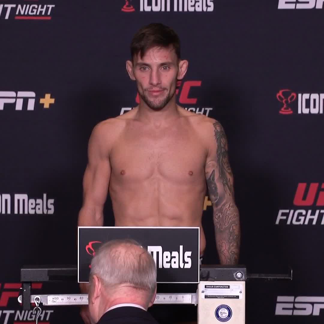 🇦🇷 Orgullo argentino en la báscula! 156 libras! #UFCVegas103
