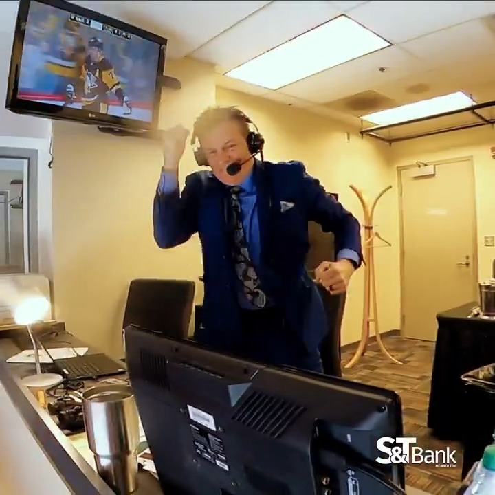 We love a Phil Bourque happy dance 🕺 Relive last night's tying goal by Evgeni Malkin from the Penguins' Radio Booth ⬇️