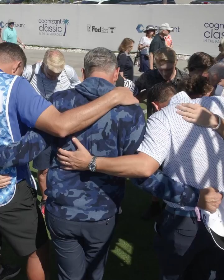 Prayers and handshakes before the round for Team Clanton ❤️