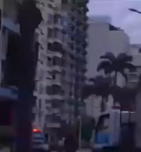 🚨VEJA: Morador de rua é flagrado carregando tartaruga no Flamengo, na Zona Sul do Rio de Janeiro.