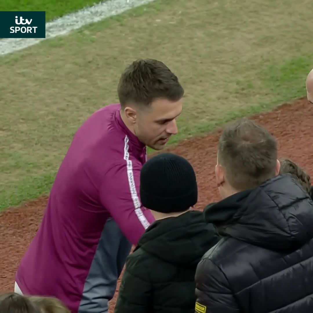 Aaron Ramsey is a man of the people ✍ Cardiff City FC | #EmiratesFACup