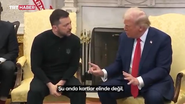 ABD Başkanı Trump ile Ukrayna Devlet Başkanı Zelenskiy kameralar önünde tartıştı, Zelenskiy Beyaz Saray'dan erken ayrıldı. Trump: Şu anda kartlar elinde değil. Zelenskiy: Burada kart oynamıyoruz. Trump: Sen kumar oynuyorsun. Zelenskiy: Biz ülkemizde kalıyor, güçlü duruyoruz.