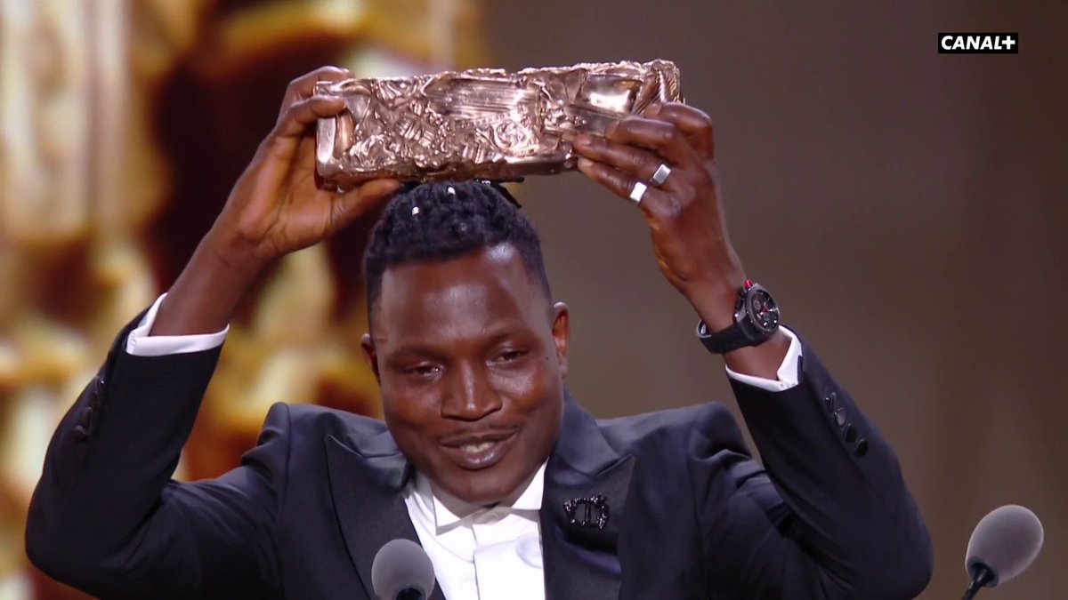 "Merci à vous pour mon intégration au sein de l'humanité." Il était menacé d'expulsion, Abou Sangaré ("L'histoire de Souleymane"), qui vient d'obtenir son titre de séjour, remporte le César de la meilleure révélation masculine. #César2025