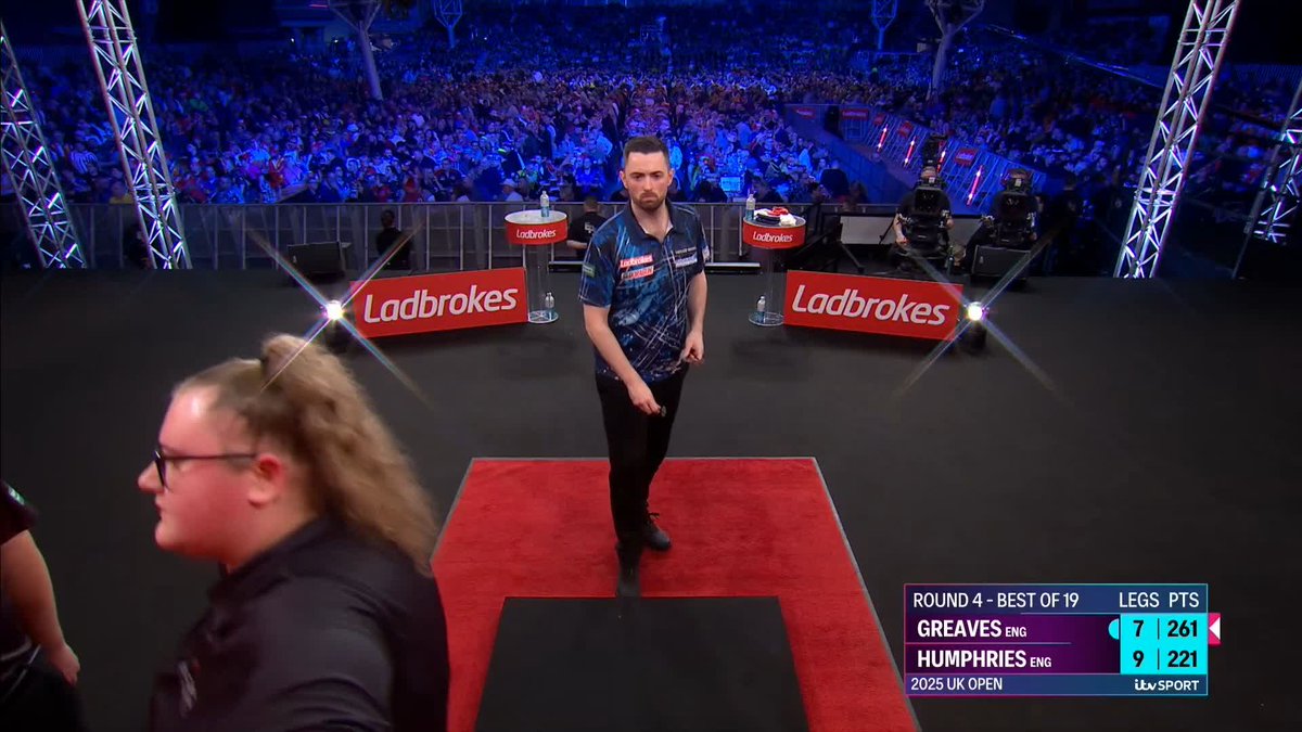HUMPHRIES DEFIES GREAVES!! Luke Humphries comes through an incredible battle with Beau Greaves and books his place in the Fifth Round, winning 10-7. 📺 #UKOpenDarts