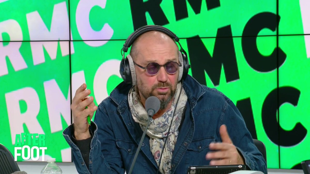 Les polémiques arbitrales vont-elles pourrir la fin de saison de l'OM ? 🗣️ charbonnier lionel : "A Auxerre, ceux qui ont été mauvais, ce ne sont pas les arbitres, ce sont les Marseillais ! Le comportement de Longoria est inadmissible : 15 matches, ce n'est pas cher payé." #RMCLive