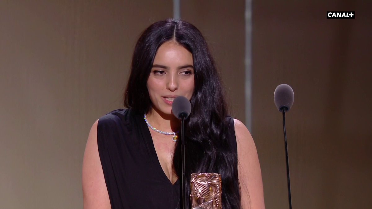 Hafsia Herzi, meilleure actrice dans Borgo, très touchée sur la scène des #César2025.