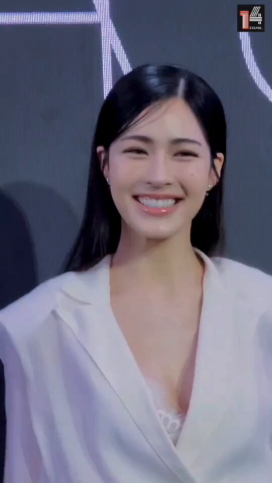 Ling Ling proves it’s a game-changer for flawless, glowing skin! 🌟 NARS X LINGLING KWONG #NARSSerumCushionxLingling #Linglingkwong #หลิงหลิงคอง