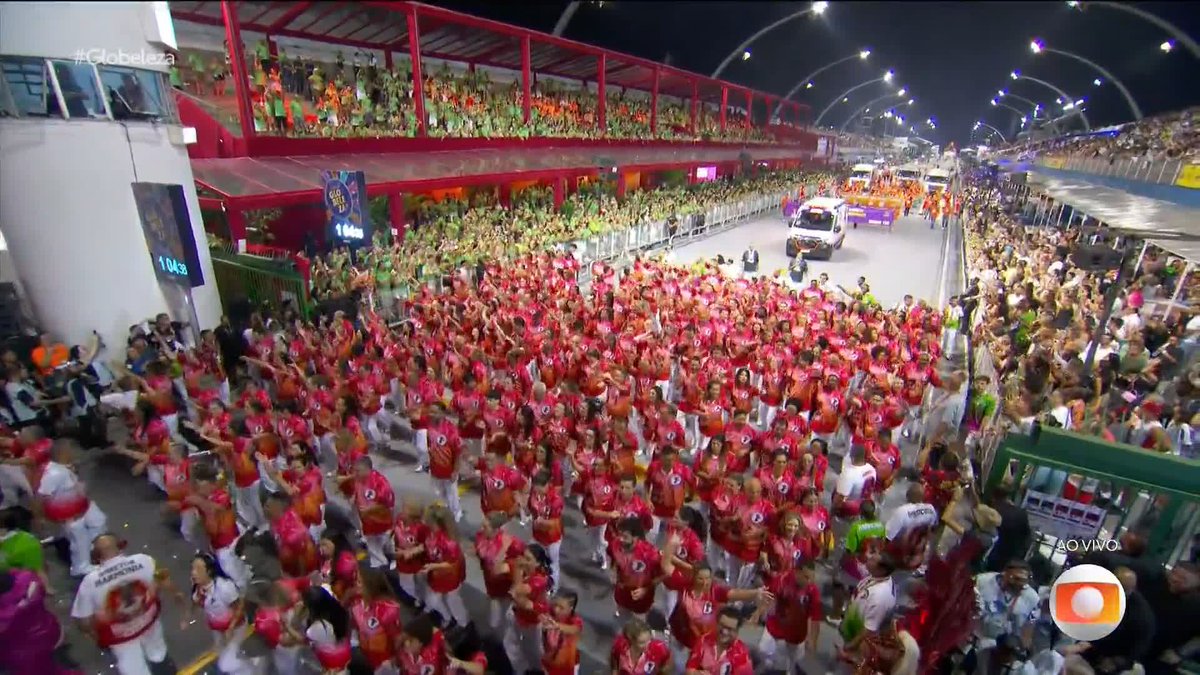 A Barroca simplesmente passando faltando 1 segundo só meu Deus isso sim é ABSOLUTE CARNAVAL #Globeleza