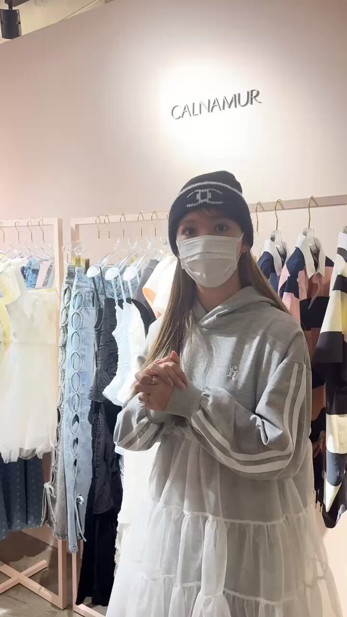 今日3/1でCALNAMUR ルミネエスト新宿店が1歳になりました🌙🎀 店舗オープン1周年の感謝の気持ちを込めてディレクターの私がセレクトしたアイテムを【1名様】にプレゼントします♡ 応募方法はこのポストを【リポスト】して応募完了です🐶🎀 当選者には CALNAMUR からDMが届くから待っててね～！ 3/8の来店イベントも空き枠残りわずか！みんなで1周年をお祝いしましょう～🎂🩷 イベントの入店予約はここから↓
