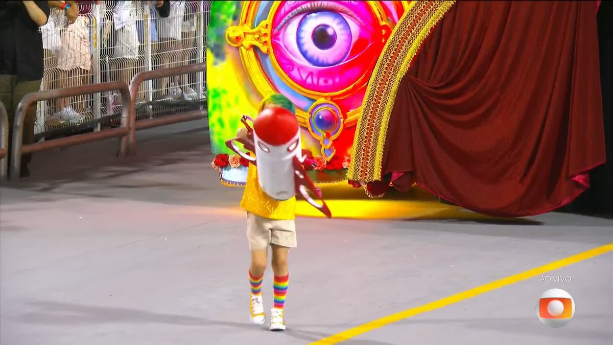 Dragões da Real homenageando o neto do carnavalesco que faleceu, a comissão de frente representando a infância, e o elemento principal é o foguete pq o sonho do menino era ser astronauta e voar até o infinito ABSOLUTE CARNAVAL #globeleza