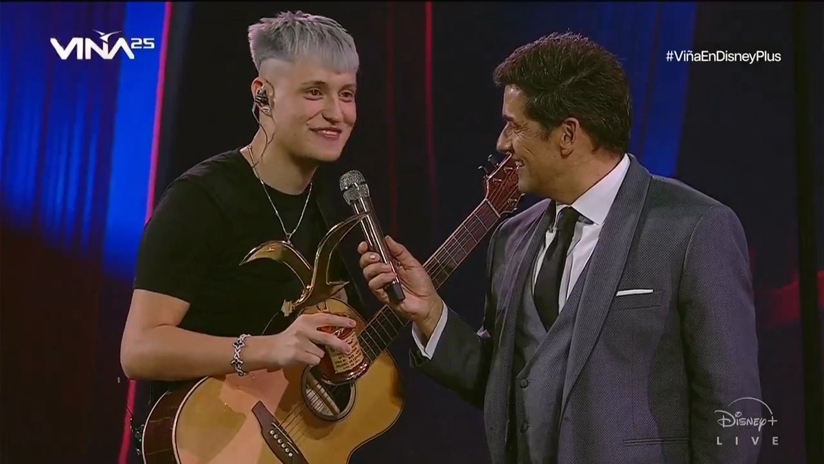 🔴 EL ARTISTA CHILENO MÁS ESCUCHADO DE SPOTIFY CHILE ACTUALMENTE: Gaviota de Plata y Oro para Kidd Voodoo. Éxito total sátiro🔥👌 #ViñaXMega #Viña2025 Que felicidad, tanto que se merecía este logro ❤️. Además, solidario el cabro, invitó a Young Cister, Easykid, DrefQuila y Katteyes. Cero ego, solo las ganas de que cada compañero suyo tenga la oportunidad de pisar ese escenario.