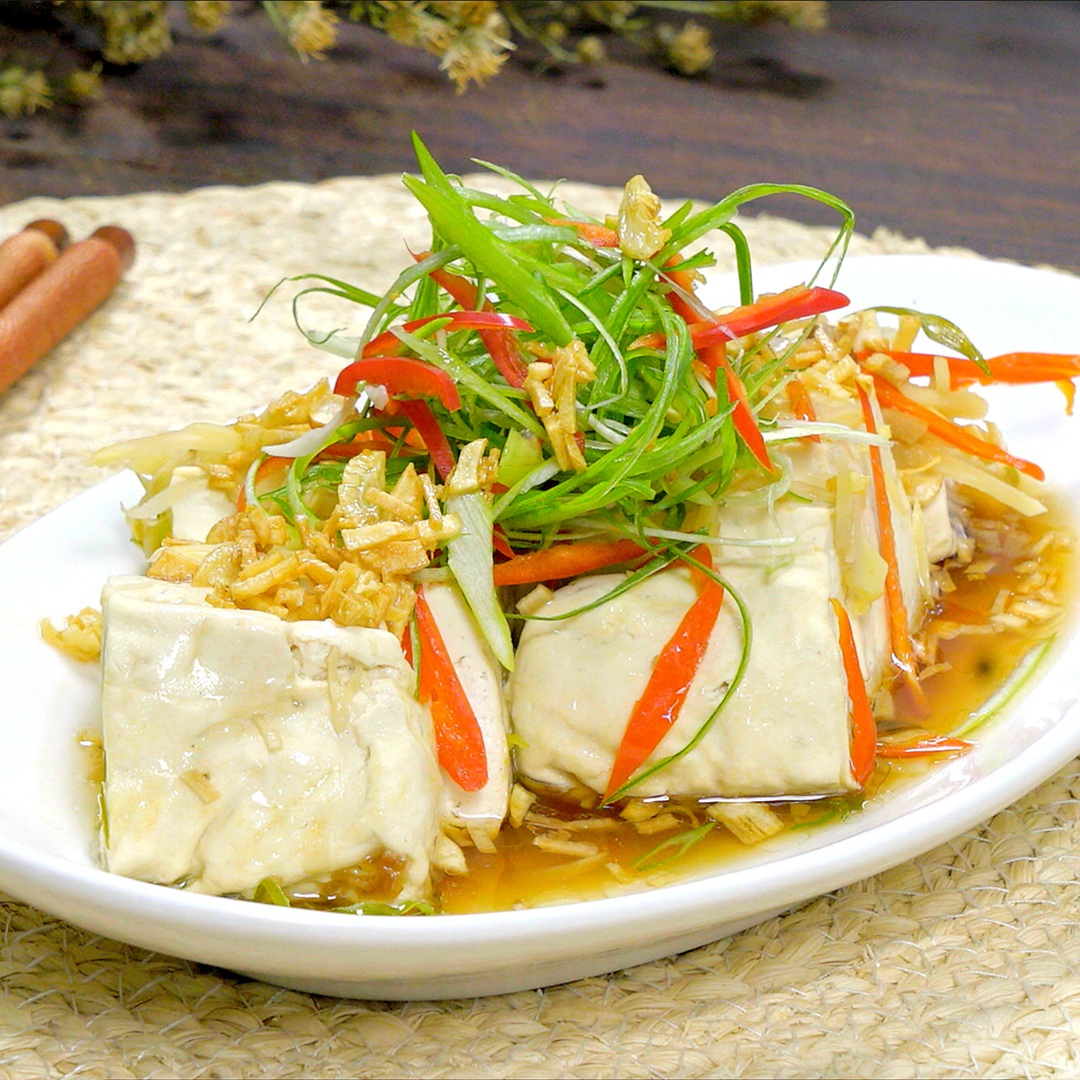 Steam tahu Hongkong! Tahunya yang lembut karena dikukus dan saus yang menambah kenikmatan. Bisa buat ide sahur atau makan malam nanti nih 😋
