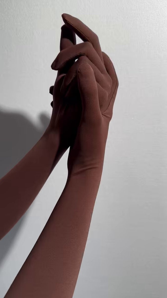 #gloves Chocolate Cloud veil 🍫 , a new material with semi-gloss for bodysuits ！It’s really soft and smooth ! And has great resilience 😇I will make it into a chocolate 🍫 bodysuit soon.