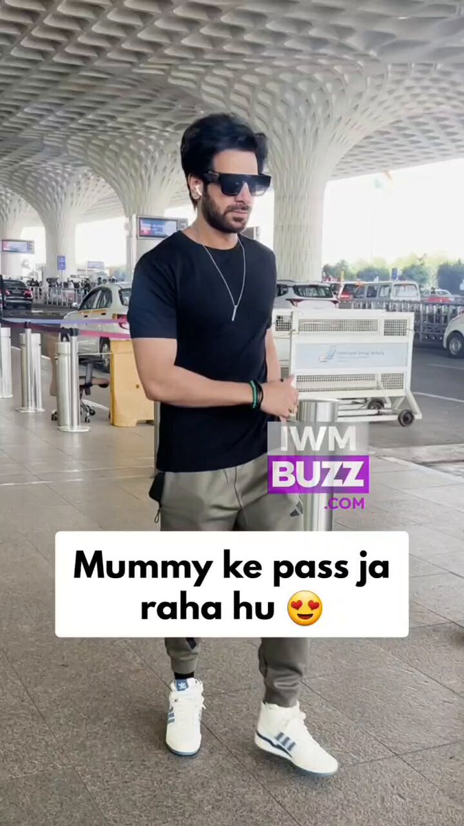 Karanveer Mehra spotted at Mumbai airport, says ‘Mummy ke pass ja raha hu’ as he heads to Delhi 😍 #KaranVeerMehra𓃵 #BiggBoss18 #KVM #chumveer #iwmbuzz #karanveermehra Karan Veer Mehra