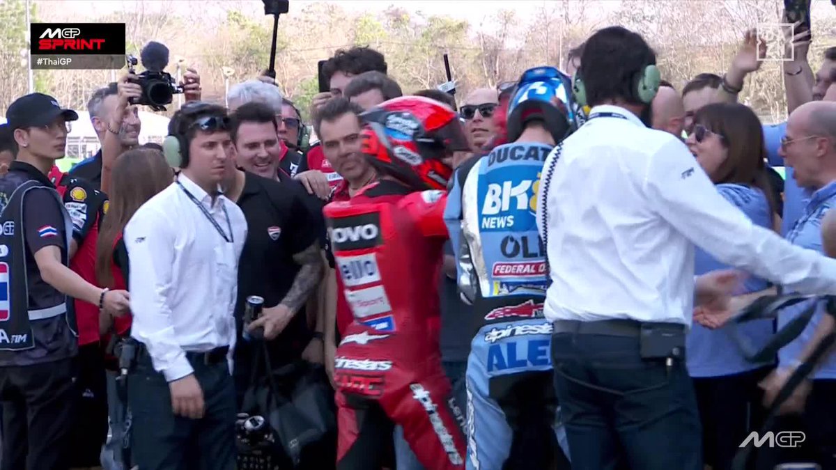 Ganar mola, pero encima hacerlo con tu hermano siendo 2º, tiene que ser una pasada ✨ Marc Márquez 🫂 Alex Márquez #ThaiGP 🇹🇭 #MotoGP 🏁
