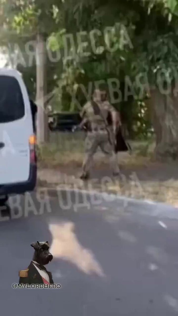 🇺🇦 Guy pull gun on military recruiters in Ukraine: “I will f**king kill you, go away” 23/