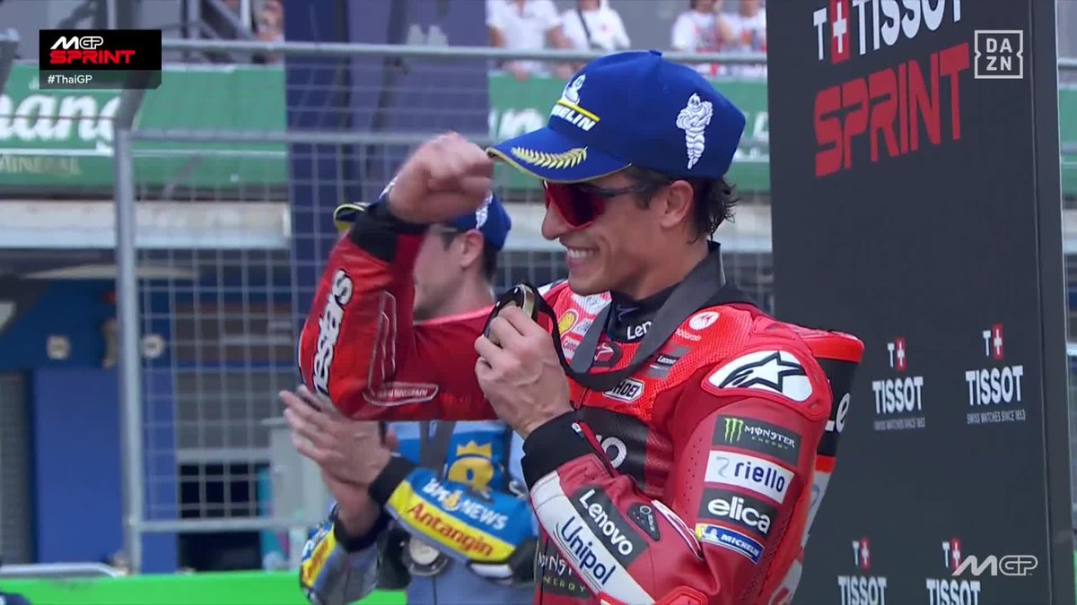 Esa sonrisa no se borra 😁😁😁 De Valencia 2019 a Tailandia 2025. 1921 días después, Marc Márquez vuelve a liderar un Mundial de MotoGP 🤩🏆 #ThaiGP 🇹🇭 #MotoGP 🏁