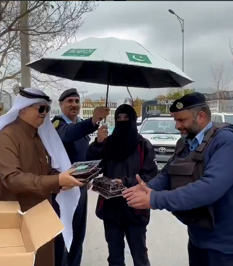 اسلام آباد: سعودی سفیر کا پولیس اہلکاروں کے لیے چھتری اور کھجوروں کا تحفہ
