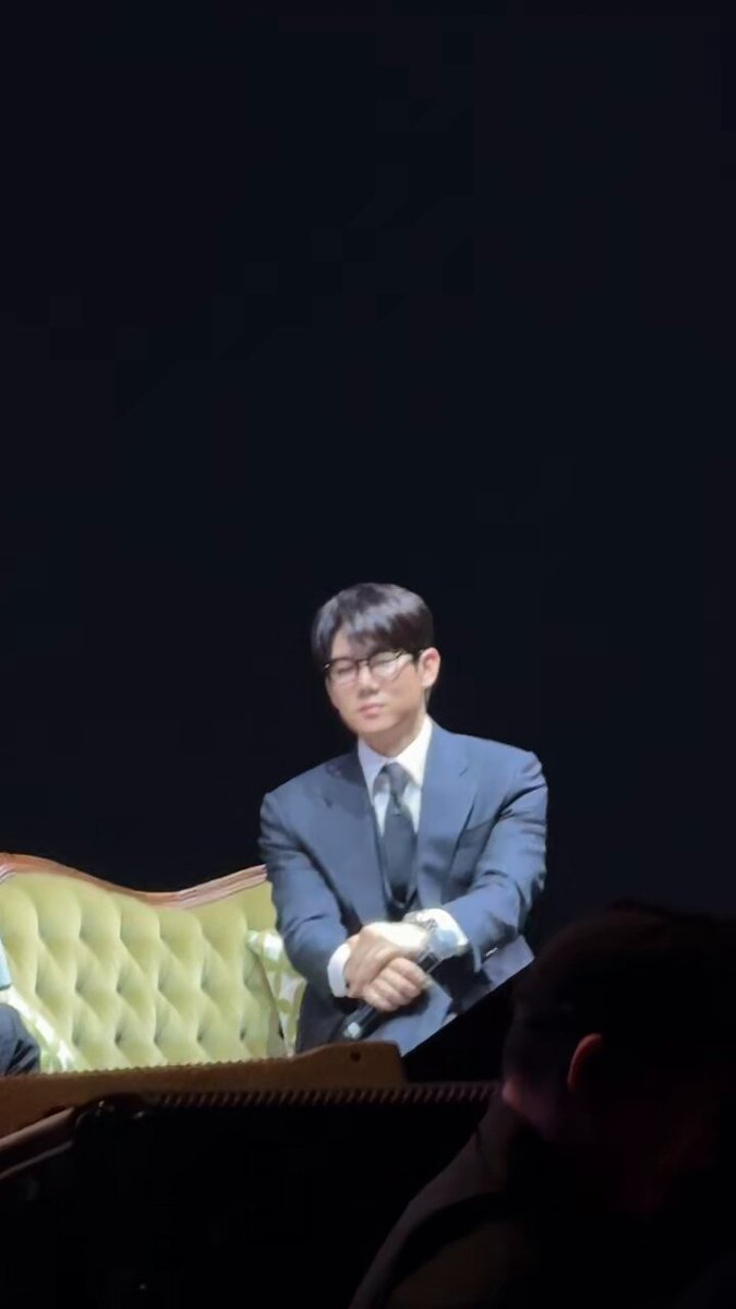 Oh my god seems like they play the video message and this is soobin’s video 🐰 everyone, please be happy~ *waving hands* 🐺: *looking at the screen and waving hands too* Hahaha who you are waving your hands for, Mr Yoo? Your waifeu? 😁