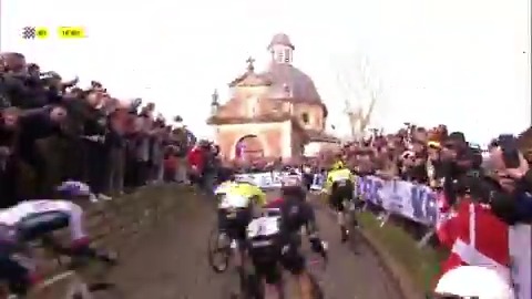 ⛪️ 𝐊𝐀𝐏𝐄𝐋𝐌𝐔𝐔𝐑. La iglesia más famosa del ciclismo Vacek, el más fuerte en un grupo todavía muy amplio. Next stop: Bosberg #LaCasaDelCiclismo | #OHN25