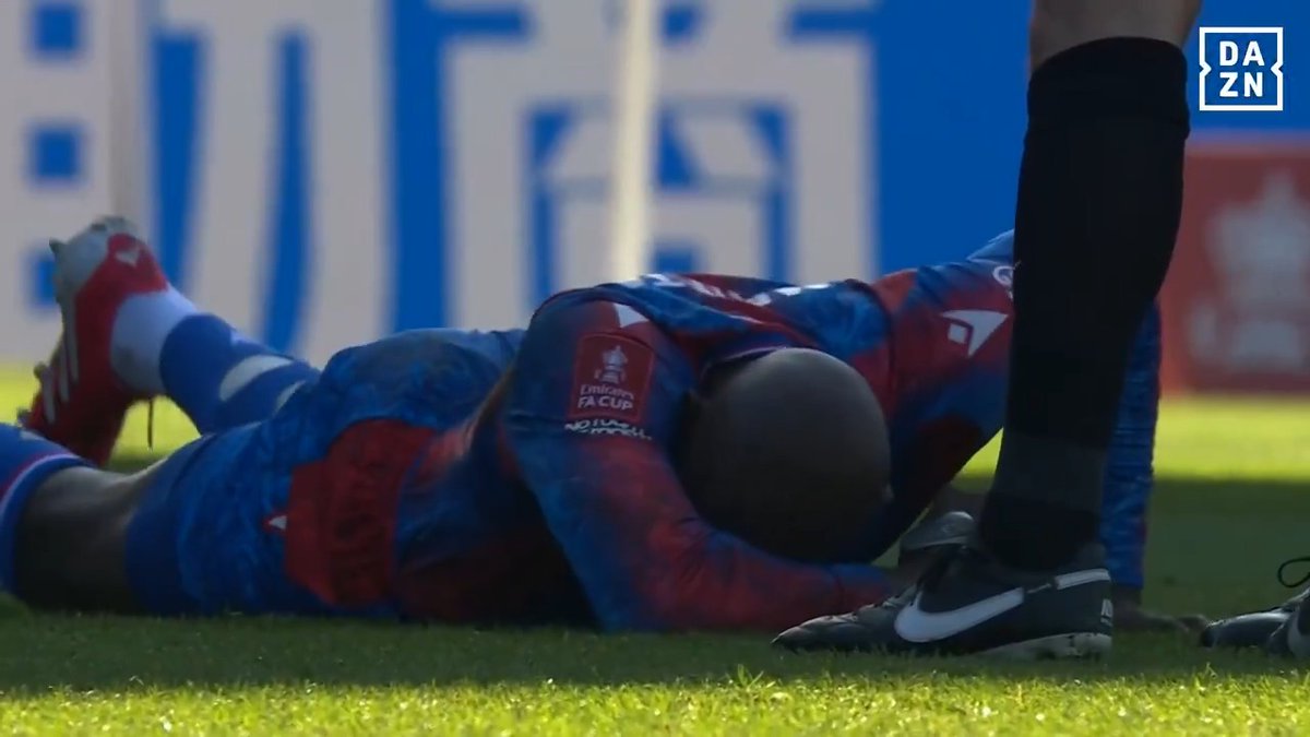 🟥 | Dit is misschien wel de meest roekeloze tackle ooit. Veel beterschap, Jean-Philippe Mateta. 🙏🤕