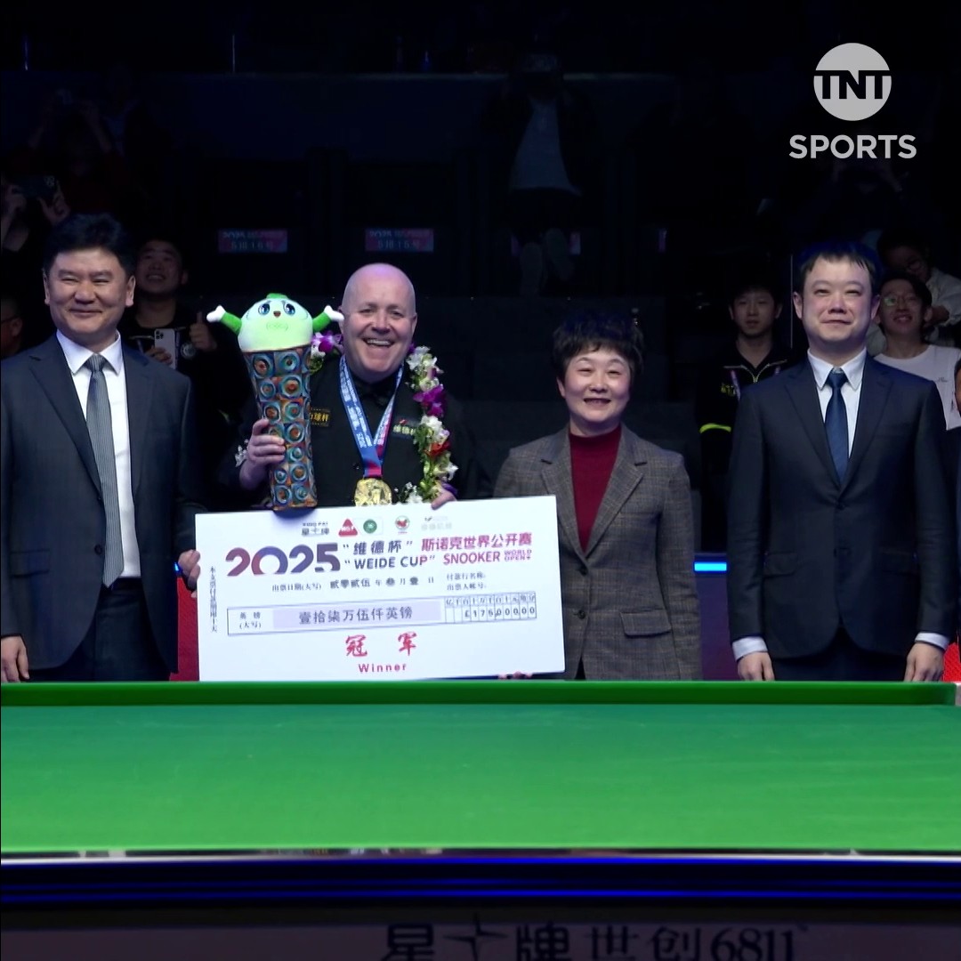 "It's all smiles" 😁 John Higgins lifts his first ranking title in FOUR years at the #WorldOpen 🏆