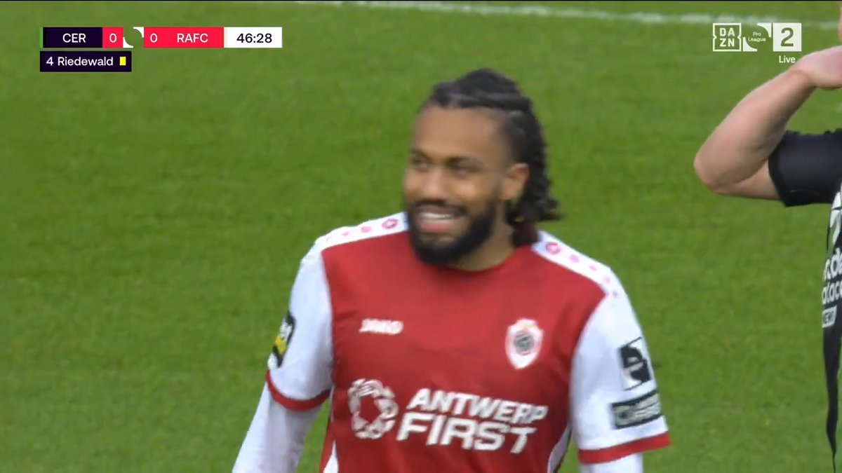 🫣 | Moest Jairo Riedewald een andere kleur kaart krijgen voor deze overtreding? 🤷‍♂️🟥 #CERANT
