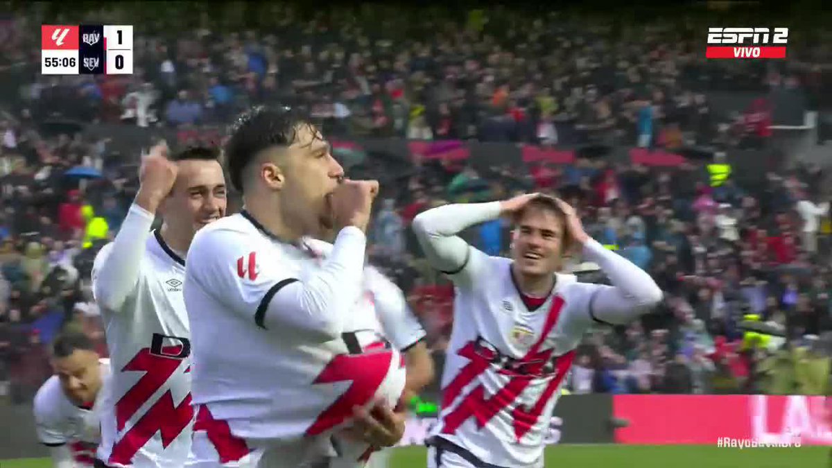 ¡PERO POR FAVOR, UN GOLAZO SOÑADO! Fantástico lo de Andrei Ratiu para el 1-0 de Rayo Vallecano vs. Sevilla en #LaLigaxESPN. 📺 Mirá #LaLiga por #DisneyPlus