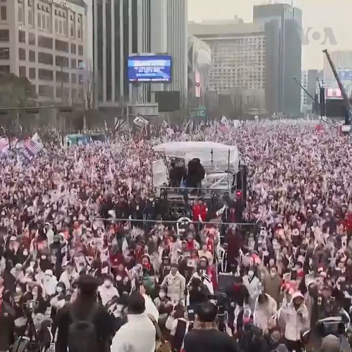 韩国总统尹锡悦弹劾案审判的最终听证会后，尹锡悦的支持者和反对者3月1日在首尔分别举行了大型集会。预计法院在3月中旬前就罢免尹锡悦或恢复其总统权力做出裁决。如果尹锡悦被正式罢免，韩国必须在两个月内举行全国选举。 更多：